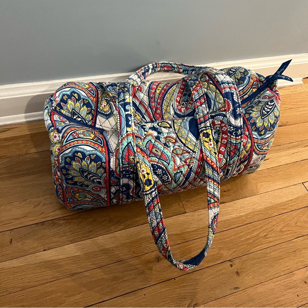 18” inch Vera Bradley duffel bag with side pocket